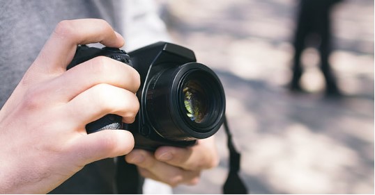 Tổng quan bên ngoài của máy ảnh và ống kính phim
